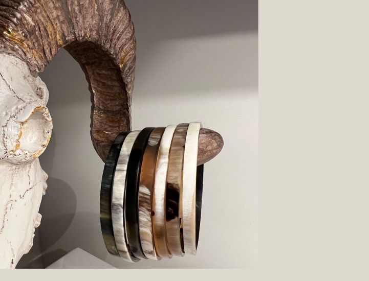 Armbanden buffelhoorn 7 stuks, S, M, L. Hoogte 5mm. Bruintinten, matte finish. Lichtgewicht.