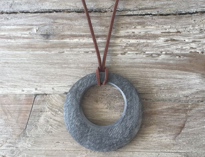 Stoere handgemaakte hanger buffelhoorn. Mat grijze finish, lichtgewicht.  7.0cm. superlicht.