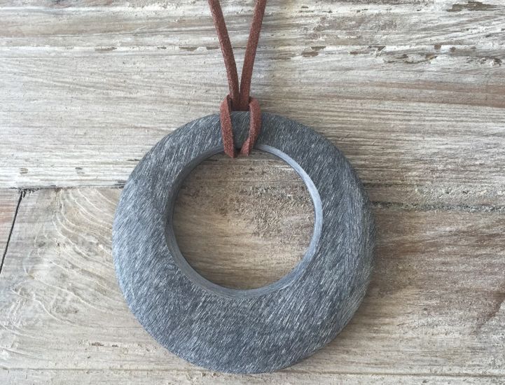 Stoere handgemaakte hanger buffelhoorn. Mat grijze finish, lichtgewicht.  7.0cm. superlicht.