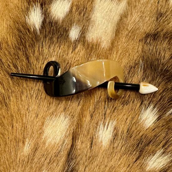 Sierlijke buffelhoorn haarspeld in verschillende tintjes. Glanzend. 8.3 x 3.7 cm. Licht van gewicht.