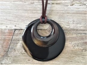 Handgemaakte hanger buffelhoorn. 6.0cm/4.0cm Glans finish, lichtgewicht. 100cm koord.