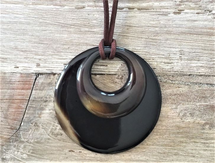 Handgemaakte hanger buffelhoorn. 6.0cm/4.0cm Glans finish, lichtgewicht. 100cm koord.