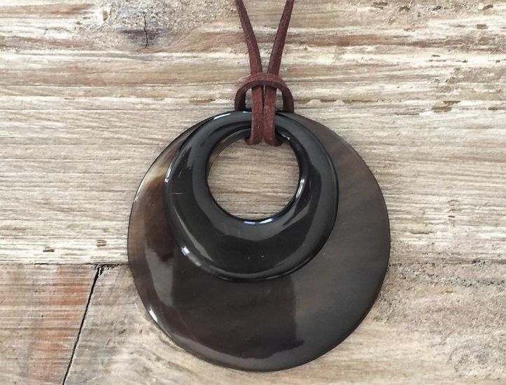 Handgemaakte hanger buffelhoorn. 6.0cm/4.0cm Glans finish, lichtgewicht. 100cm koord.