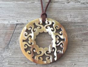 Sierlijk handgemaakte hanger buffelhoorn. Glans finish, lichtgewicht. 7 cm.