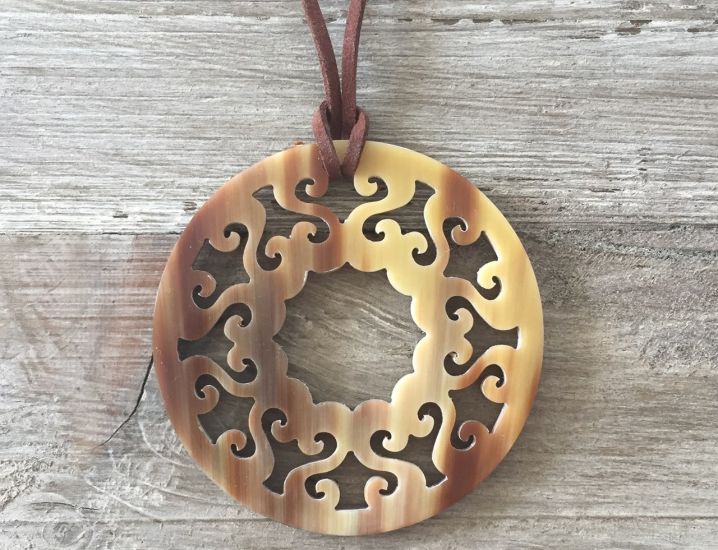 Sierlijk handgemaakte hanger buffelhoorn. Glans finish, lichtgewicht. 7 cm.