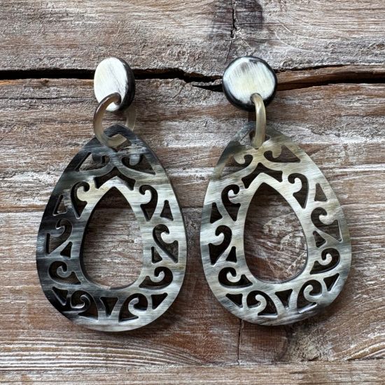 Mooi gesneden buffelhoorn oorbellen 5.5 x 4 cm, Verschillende tintjes, Glans finish. Lichtgewicht.