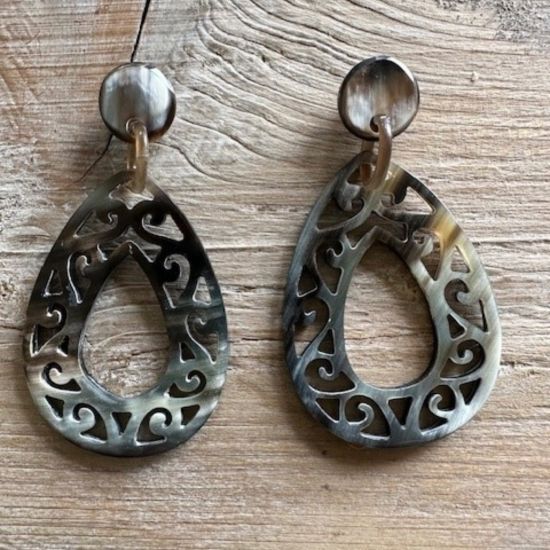 Mooi gesneden buffelhoorn oorbellen 5.5 x 4 cm, Verschillende tintjes, Glans finish. Lichtgewicht.