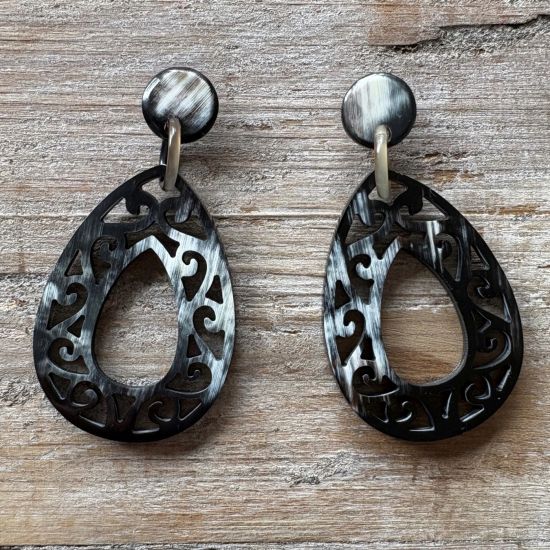 Mooi gesneden buffelhoorn oorbellen 5.5 x 4 cm, Verschillende tintjes, Glans finish. Lichtgewicht.