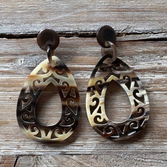 Mooi gesneden buffelhoorn oorbellen 5.5 x 4 cm, Verschillende tintjes, Glans finish. Lichtgewicht.