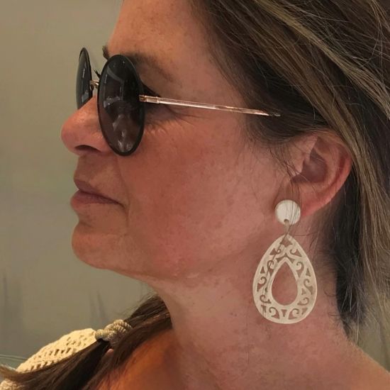 Mooi gesneden buffelhoorn oorbellen 5.5 x 4 cm, Verschillende tintjes, Glans finish. Lichtgewicht.