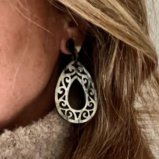 Mooi gesneden buffelhoorn oorbellen 5.5 x 4 cm, Verschillende tintjes, Glans finish. Lichtgewicht.