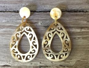 Mooi gesneden buffelhoorn oorbellen 5.5 x 4 cm, Verschillende tintjes, Glans finish. Lichtgewicht.