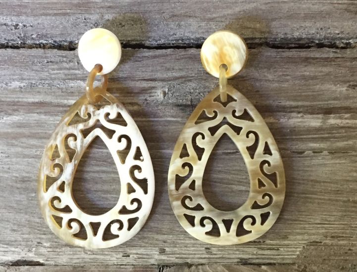 Mooi gesneden buffelhoorn oorbellen 5.5 x 4 cm, Verschillende tintjes, Glans finish. Lichtgewicht.