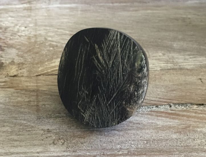 Handgemaakte zwarte, glanzende buffelhoorn ring. Rough finish. Lichtgewicht.