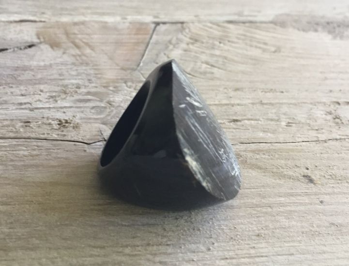 Handgemaakte zwarte, glanzende buffelhoorn ring. Rough finish. Lichtgewicht.