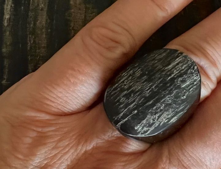 Handgemaakte zwarte, glanzende buffelhoorn ring. Rough finish. Lichtgewicht.
