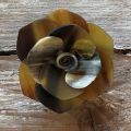 Prachtig handgemaakte buffelhoorn camelia broche. Ø 5.8 cm. Mat. Lichtgewicht.