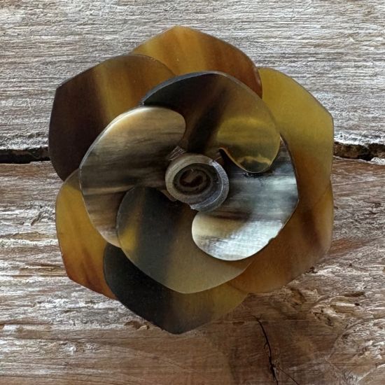Prachtig handgemaakte buffelhoorn camelia broche. Ø 5.8 cm. Mat. Lichtgewicht.