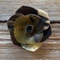 Prachtig handgemaakte buffelhoorn camelia broche. Ø 5.8 cm. Mat. Lichtgewicht.