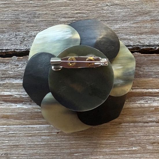 Prachtig handgemaakte buffelhoorn camelia broche. Ø 5.8 cm. Mat. Lichtgewicht.