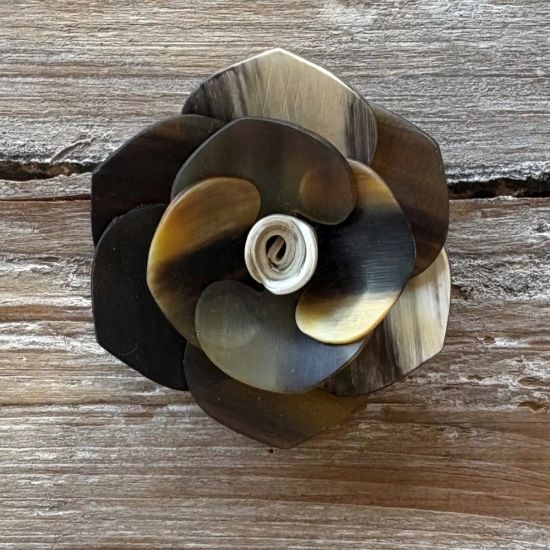 Prachtig handgemaakte buffelhoorn camelia broche. Ø 5.8 cm. Mat. Lichtgewicht.