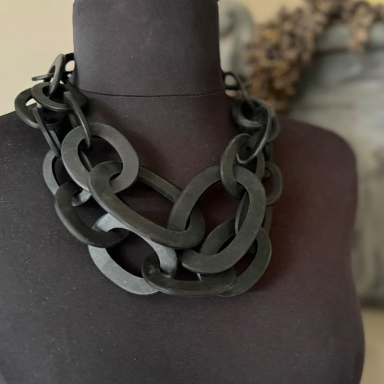 Prachtig handgemaakt collier, buffelhoorn. Zwart, matte finish, lichtgewicht. Lengte 55 cm