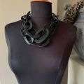Prachtig handgemaakt collier, buffelhoorn. Zwart, matte finish, lichtgewicht. Lengte 55 cm