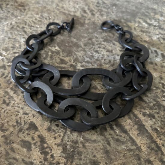 Prachtig handgemaakt collier, buffelhoorn. Zwart, matte finish, lichtgewicht. Lengte 55 cm