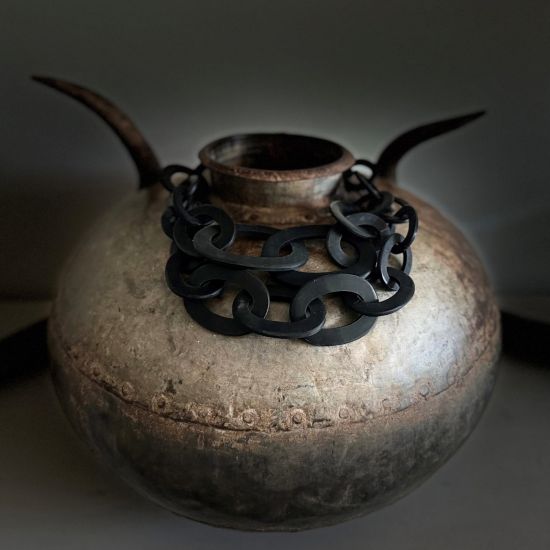Prachtig handgemaakt collier, buffelhoorn. Zwart, matte finish, lichtgewicht. Lengte 55 cm