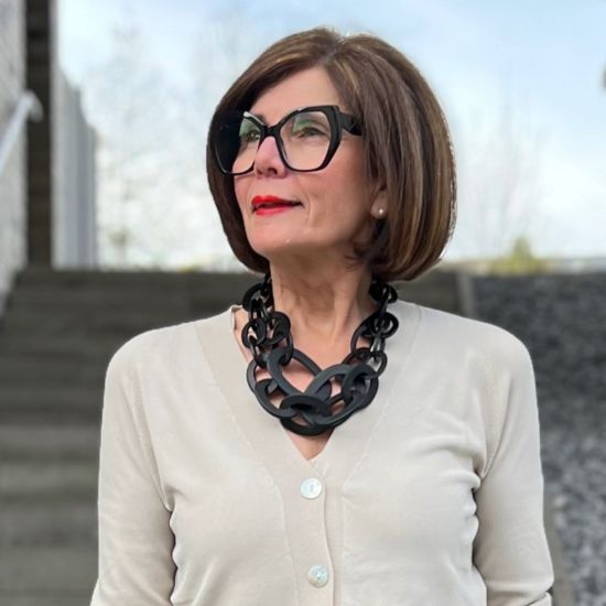 Prachtig handgemaakt collier, buffelhoorn. Zwart, matte finish, lichtgewicht. Lengte 55 cm