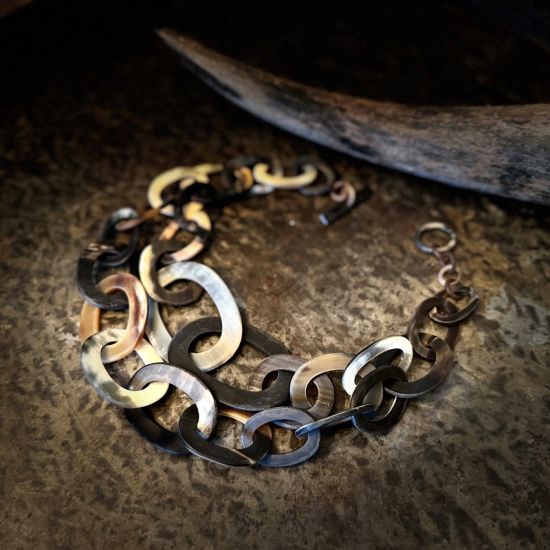 Prachtig handgemaakt collier, buffelhoorn. Zwart geaderd, matte finish. Lichtgewicht. Lengte 55 cm.