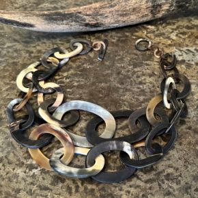 Prachtig handgemaakt collier, buffelhoorn. Zwart geaderd, matte finish. Lichtgewicht. Lengte 55 cm.