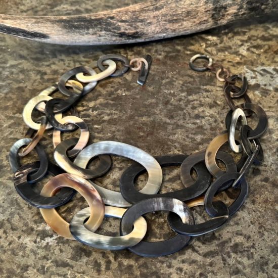 Prachtig handgemaakt collier, buffelhoorn. Zwart geaderd, matte finish. Lichtgewicht. Lengte 55 cm.