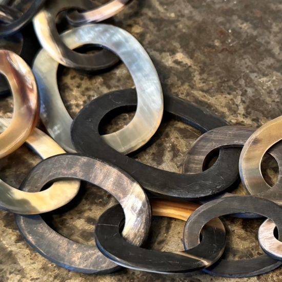 Prachtig handgemaakt collier, buffelhoorn. Zwart geaderd, matte finish. Lichtgewicht. Lengte 55 cm.