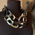 Prachtig handgemaakt collier, buffelhoorn. Zwart geaderd, matte finish. Lichtgewicht. Lengte 55 cm.