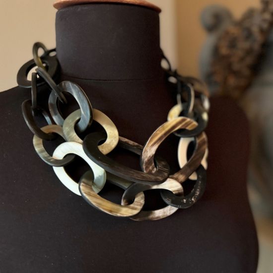 Prachtig handgemaakt collier, buffelhoorn. Zwart geaderd, matte finish. Lichtgewicht. Lengte 55 cm.