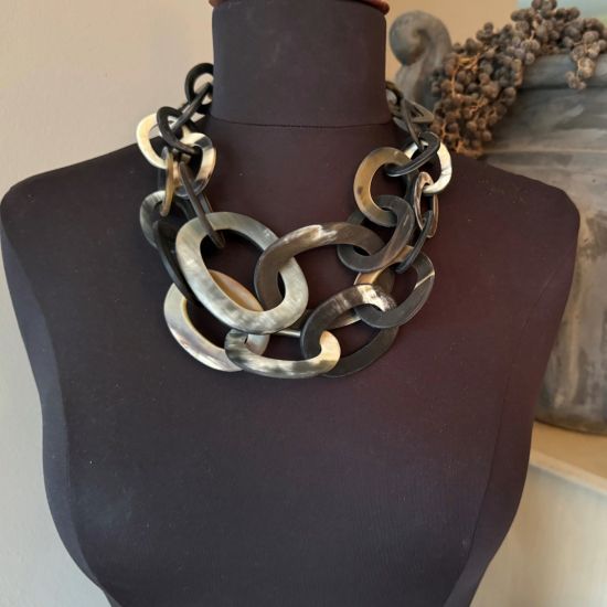 Prachtig handgemaakt collier, buffelhoorn. Zwart geaderd, matte finish. Lichtgewicht. Lengte 55 cm.