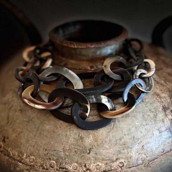 Prachtig handgemaakt collier, buffelhoorn. Zwart geaderd, matte finish. Lichtgewicht. Lengte 55 cm.