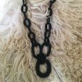 Stoere handgemaakte ketting buffelhoorn. Zwart, matte finish, lichtgewicht. Lengte 101cm.
