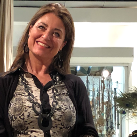 Stoere handgemaakte ketting buffelhoorn. Zwart, matte finish, lichtgewicht. Lengte 101cm.