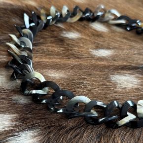 Mooi handgemaakt buffelhoorn schakelcollier. Donkere tinten. Glans finish. Lichtgewicht. 60cm