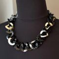 Mooi handgemaakt buffelhoorn schakelcollier. Donkere tinten. Glans finish. Lichtgewicht. 60cm