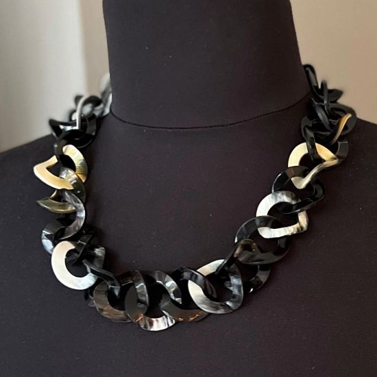Mooi handgemaakt buffelhoorn schakelcollier. Donkere tinten. Glans finish. Lichtgewicht. 60cm