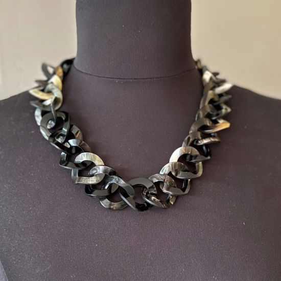 Mooi handgemaakt buffelhoorn schakelcollier. Donkere tinten. Glans finish. Lichtgewicht. 60cm