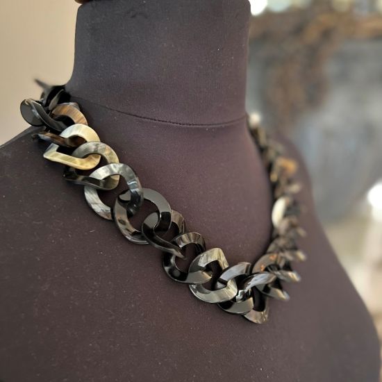 Mooi handgemaakt buffelhoorn schakelcollier. Donkere tinten. Glans finish. Lichtgewicht. 60cm