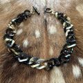 Mooi handgemaakt buffelhoorn schakelcollier. Donkere tinten. Glans finish. Lichtgewicht. 60cm