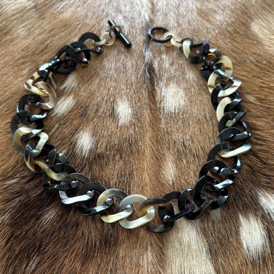 Mooi handgemaakt buffelhoorn schakelcollier. Donkere tinten. Glans finish. Lichtgewicht. 60cm