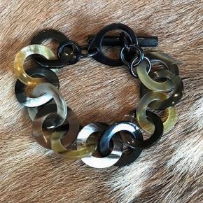 Mooie handgemaakte schakelarmband buffelhoorn, zwart geaderd, glans finish. Licht in gewicht.
